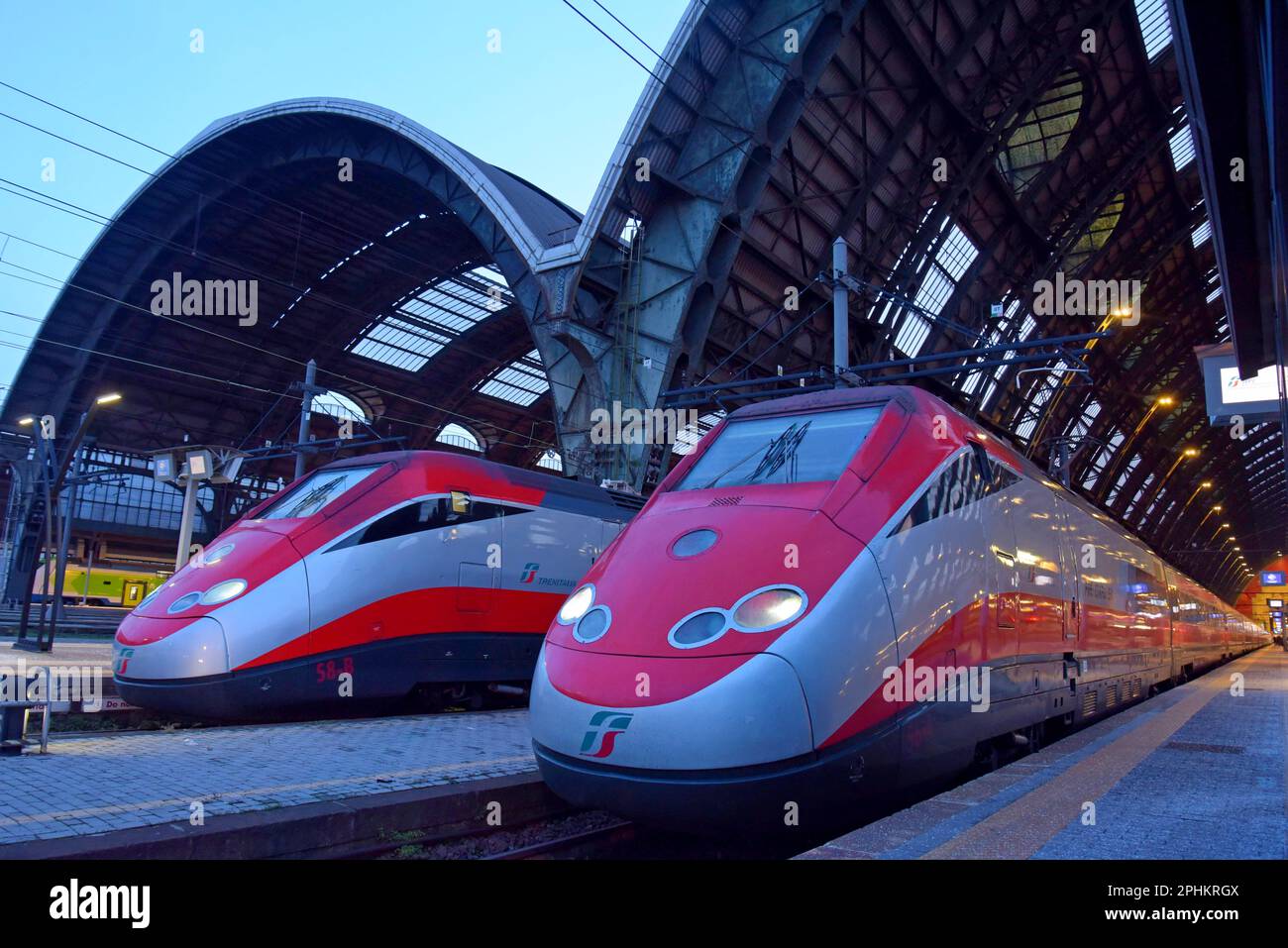 Trenitalia Ferrovie italiane treni ad alta velocità Frecciarossa alla Stazione Centrale di Milano, gennaio 2022 Foto Stock