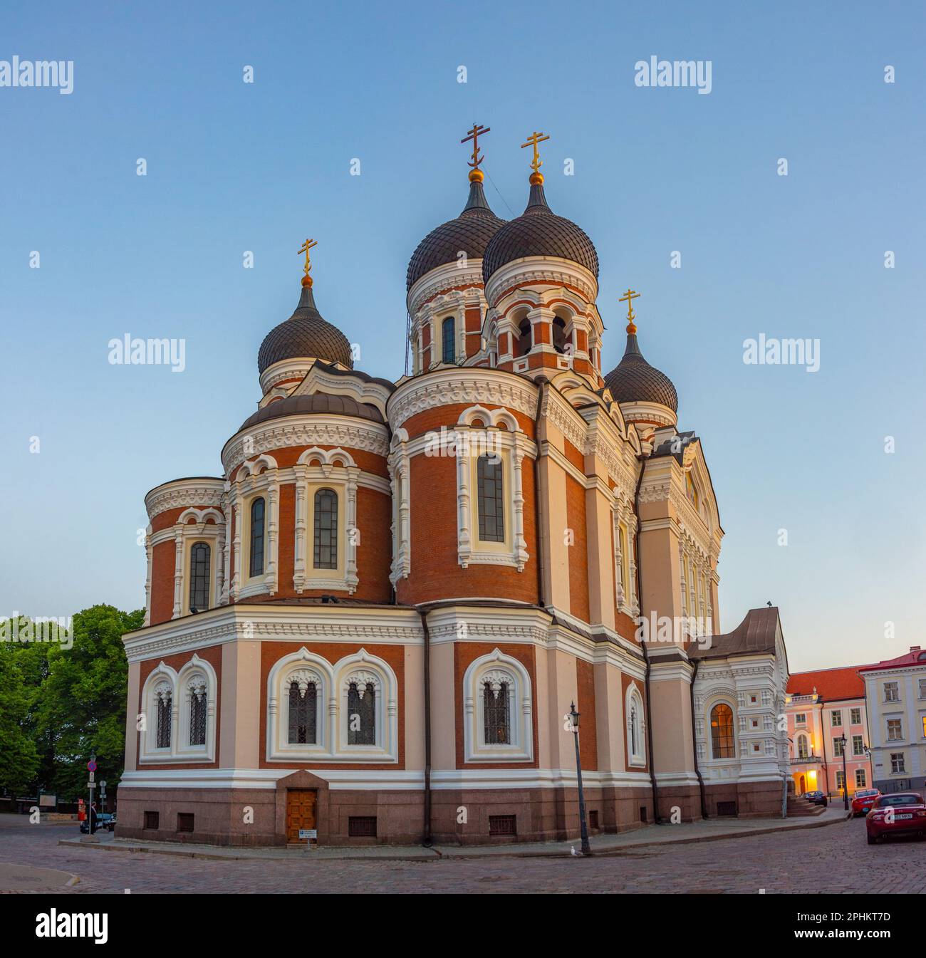 Vista notturna della Cattedrale Ortodossa Russa Alexander Nevski nella parte Toompea di Tallinn, Estonia. Foto Stock