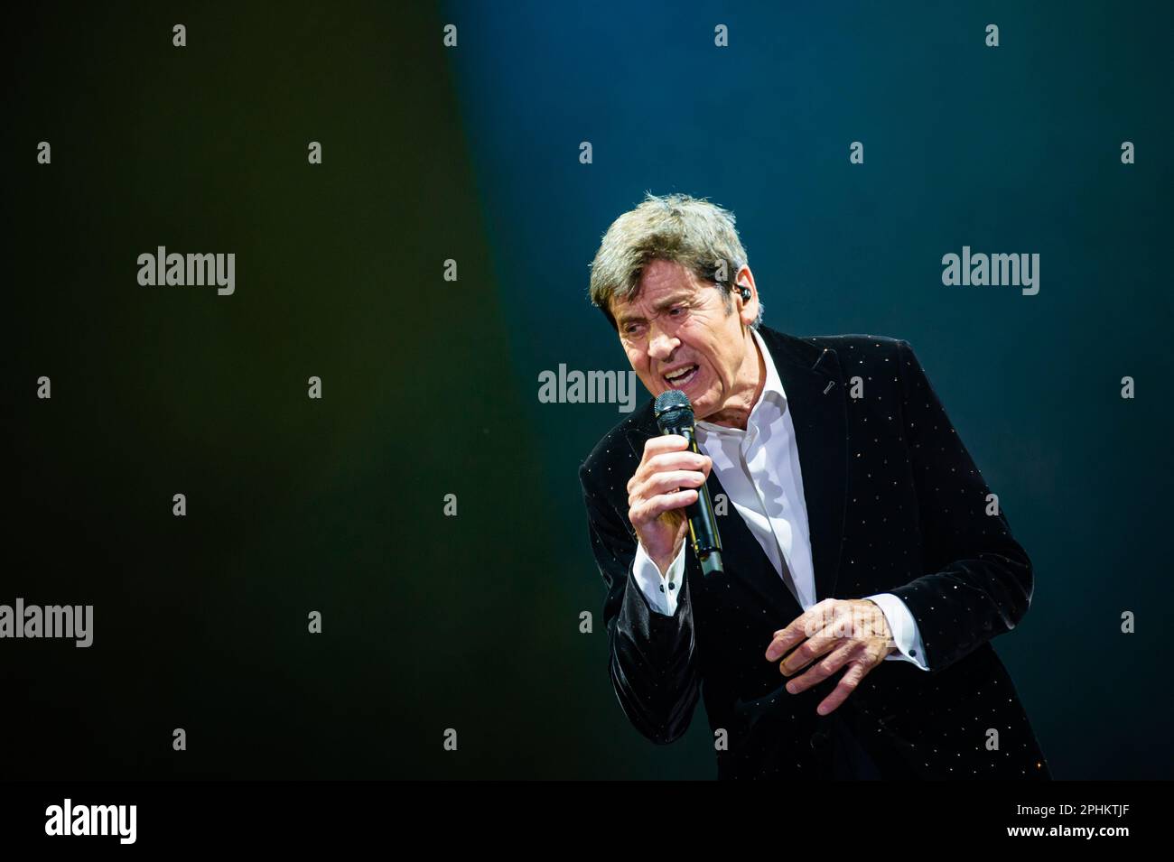 Gianni Morandi durante il concerto del ''Go Gianni'' Go!' Visita al Palaflorio di Bari il 28 marzo 2023. ''Vai Gianni! Vai! Morandi nei Palasport'' è l'ultima avventura di Gianni Morandi nelle sale sportive italiane, un nuovo tour per il cantante di ritorno dal Festival di Sanremo, al quale ha partecipato come co-ospite di Amadeus. Morandi sta abbracciando tutti i suoi spettatori pochi anni dopo il suo ultimo tour. Con una carriera di oltre mezzo secolo e decine di canzoni che sono entrate nella storia della musica italiana, la cantante è un simbolo della musica italiana (Photo by Davide Pischettola/NurPhoto) Foto Stock