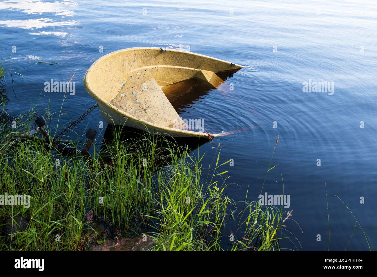 Piccola barca a motore affondata sulla riva Foto Stock