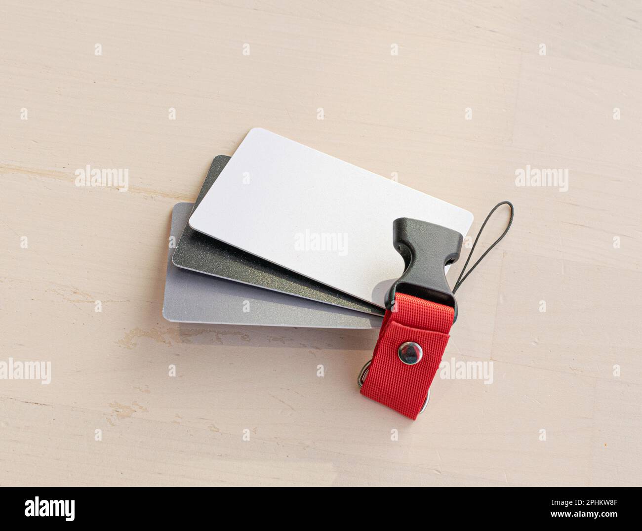 Schede di bilanciamento del bianco sul tavolo, schede di plastica grigie e nere, strumenti per il fotografo per la correzione del colore Foto Stock