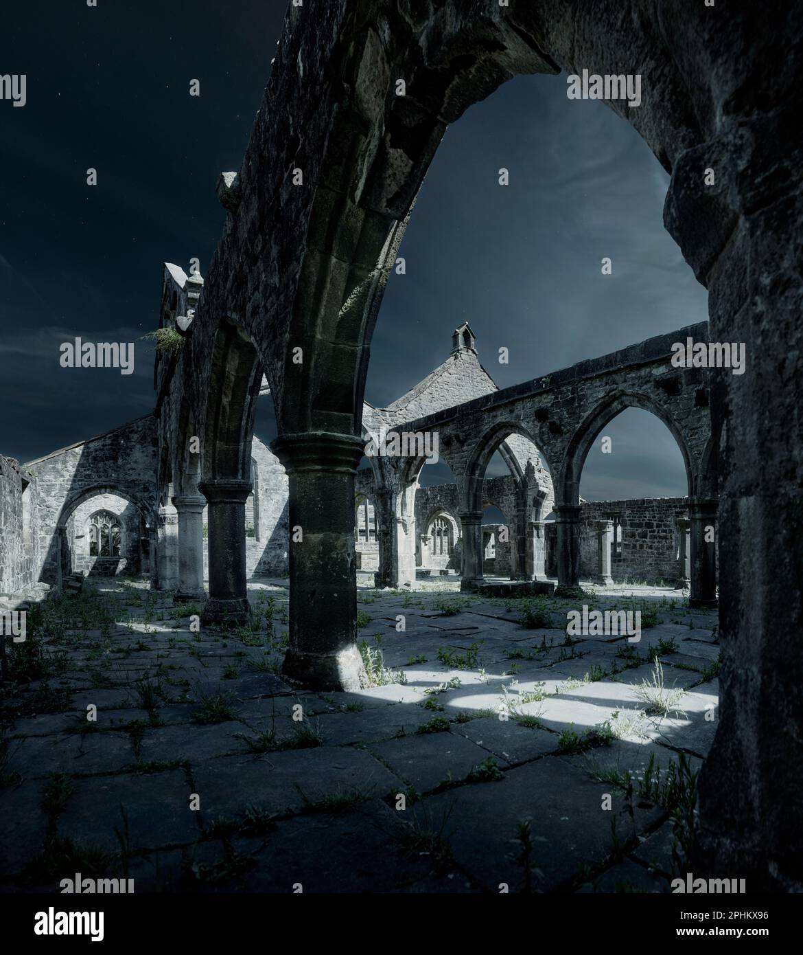 Rovine della Chiesa di San Tommaso A' Becket al chiaro di luna, Heptonstall, West Yorkshire, Inghilterra. Una fotografia notturna di questo edificio religioso abbandonato Foto Stock