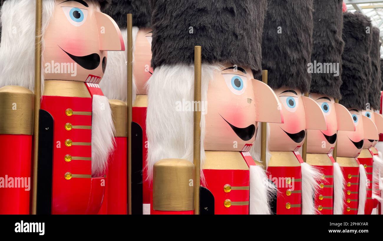 Gigantesche statuette nutcracker in cappotti rossi dei soldati sfilate per natale Foto Stock
