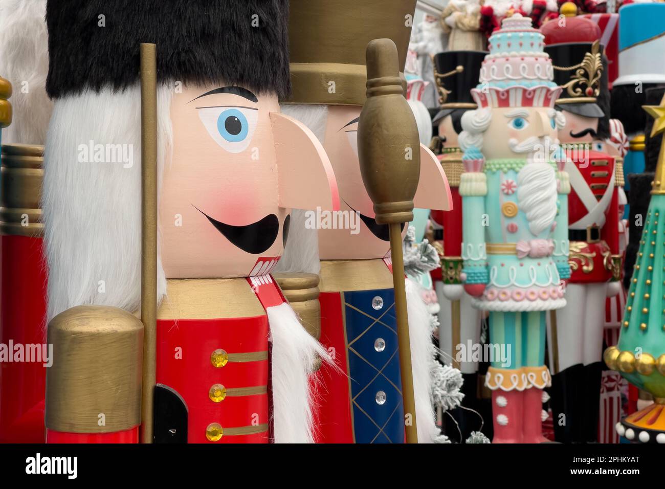 Gigantesche statuette nutcracker in cappotti rossi dei soldati sfilate per natale Foto Stock