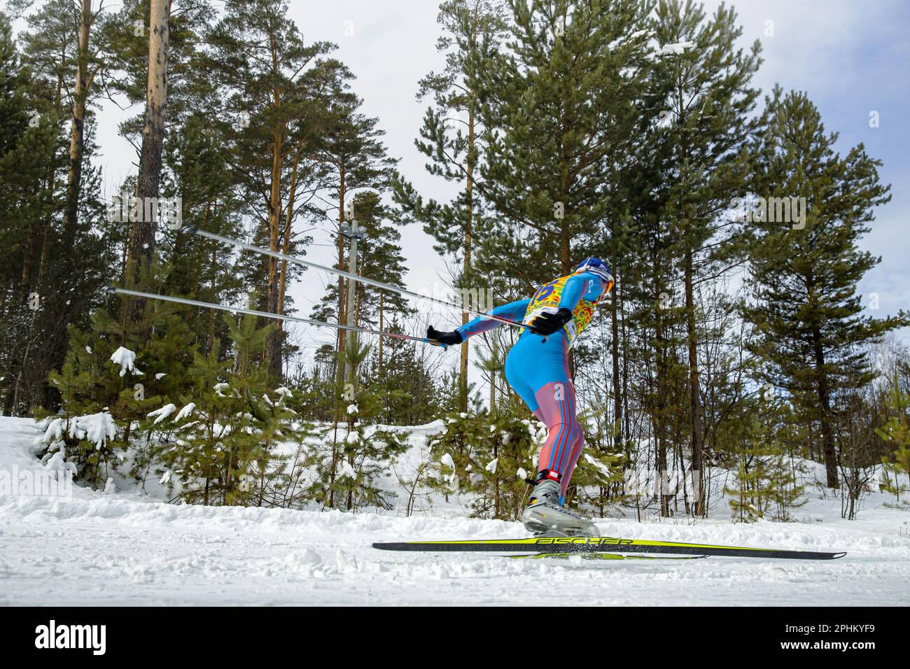 Atleta maschile in sci di fondo, sci da corsa Fischer, scarponi Salomon, skin suit Adidas, sport olimpici invernali Foto Stock