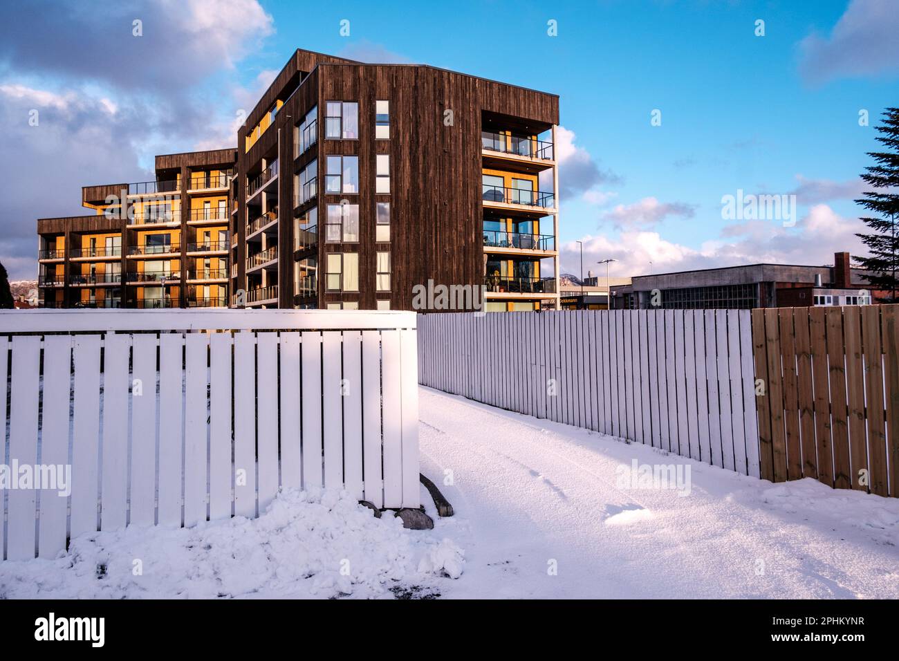Stavanger, Norvegia, Marzo 11 2023, Modern Development of Luxury Apartments in Downtown Stavanger contro Un sole di tarda serata con la neve a terra e. Foto Stock