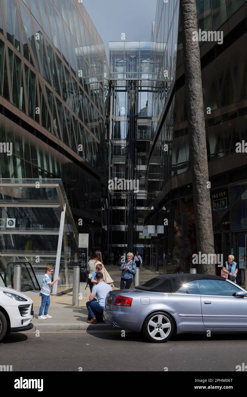Londra - 05 07 2022: Un ingresso New Change con ascensore sul tetto di fronte alla Cattedrale di St Paul Foto Stock