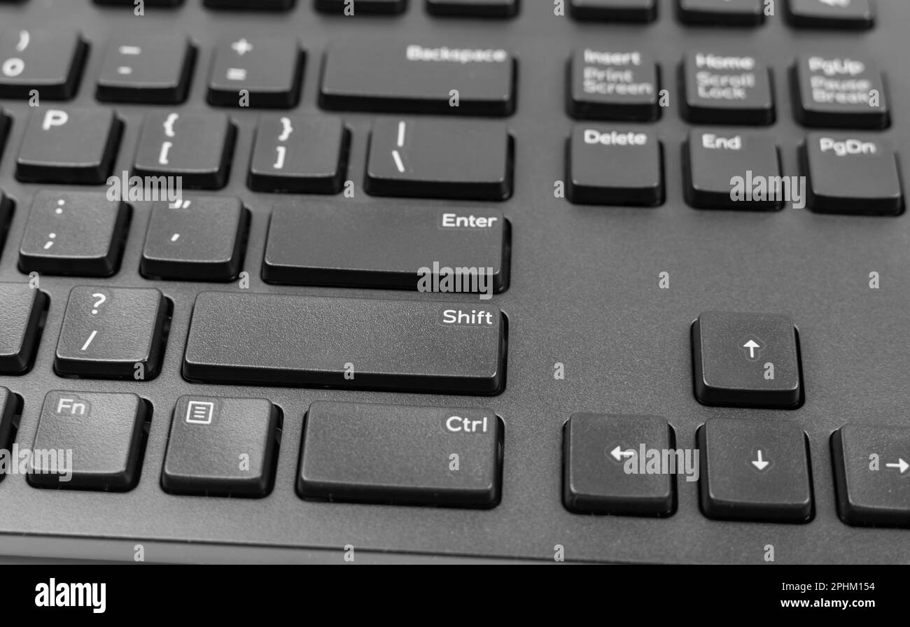 Primo piano dei tasti neri della tastiera. Immagine macro del tasto Maiusc della tastiera, del tasto di scelta rapida del pc, della foto con tasti Foto Stock