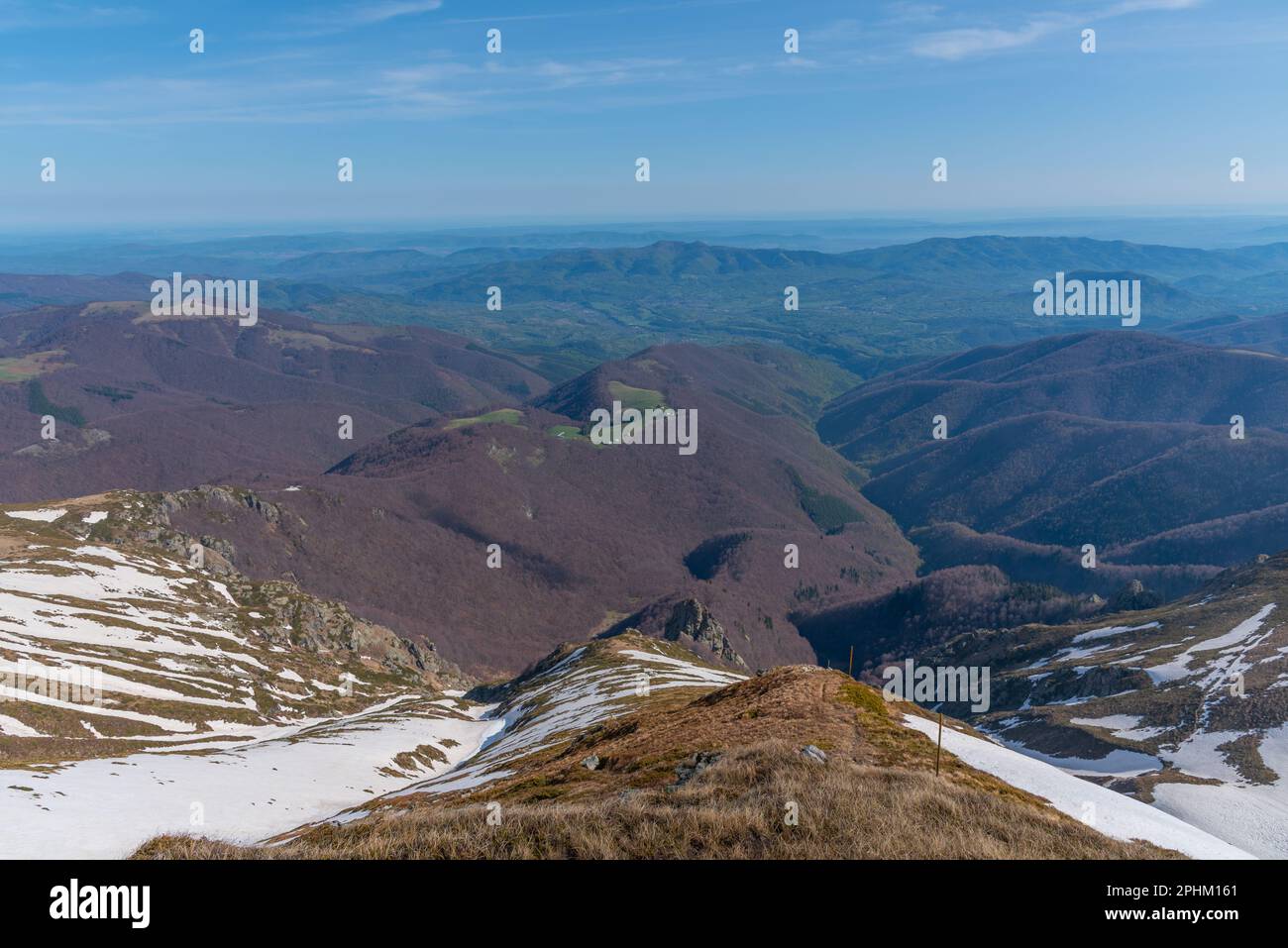 La catena montuosa della Stara Planina vista dal sentiero verso la vetta del Botev, Bulgaria. Foto Stock