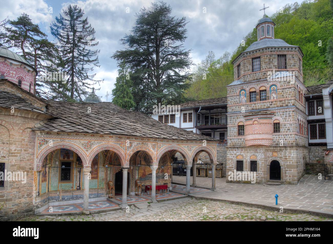 Vista su un cortile interno del famoso monastero di troyan in Bulgaria. Foto Stock