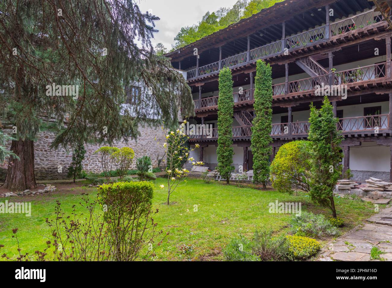 Vista su un cortile interno del famoso monastero di troyan in Bulgaria. Foto Stock