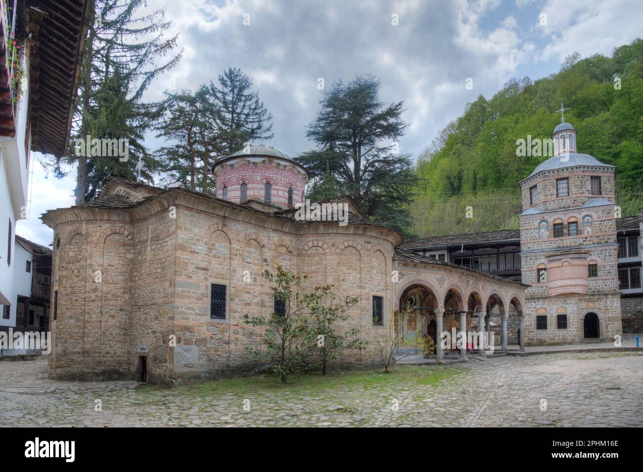 Vista su un cortile interno del famoso monastero di troyan in Bulgaria. Foto Stock