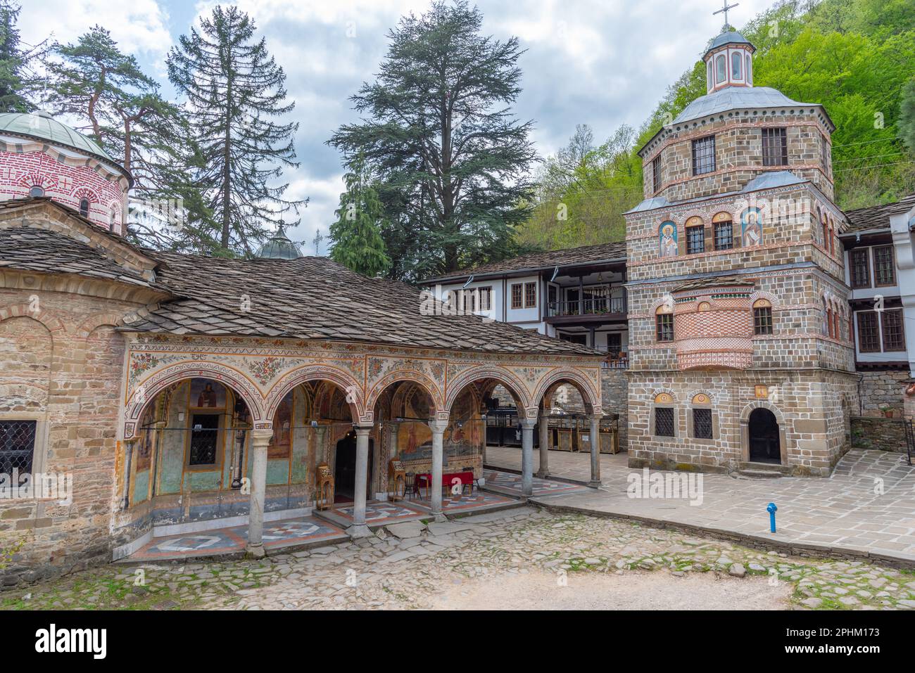 Vista su un cortile interno del famoso monastero di troyan in Bulgaria. Foto Stock