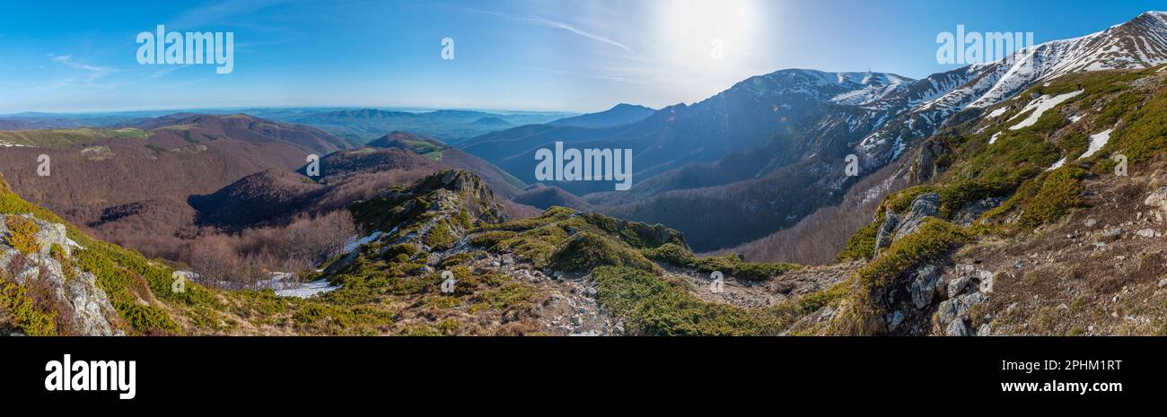 La catena montuosa della Stara Planina vista dal sentiero verso la vetta del Botev, Bulgaria. Foto Stock