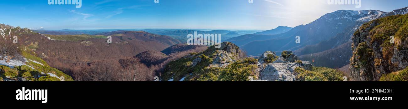 La catena montuosa della Stara Planina vista dal sentiero verso la vetta del Botev, Bulgaria. Foto Stock