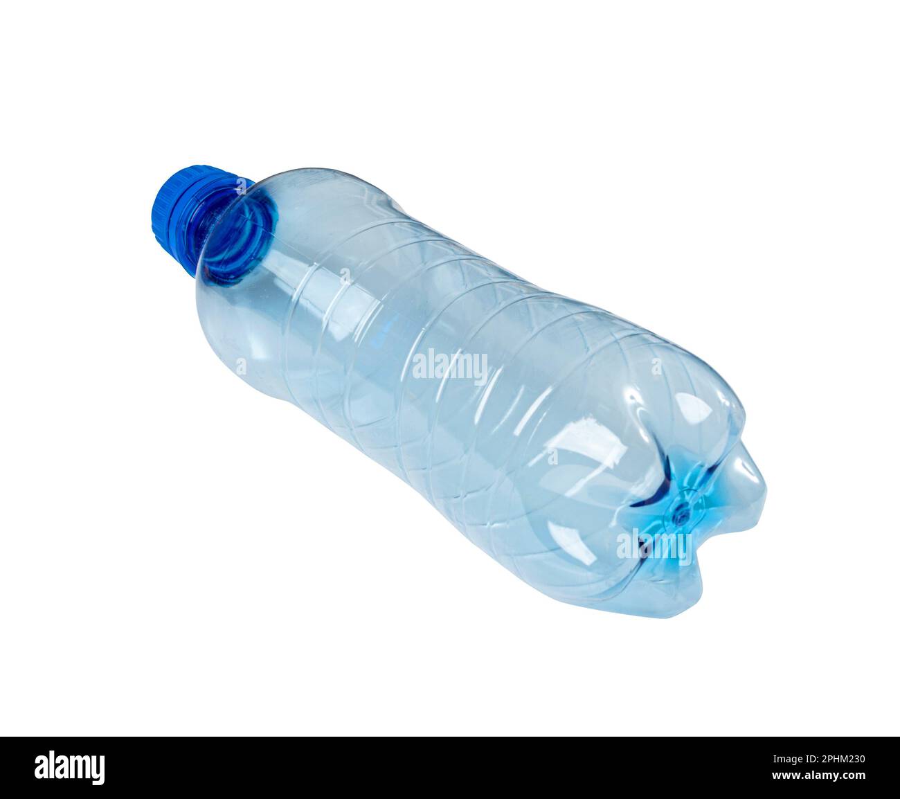 Bottiglia di plastica blu isolata, bottiglia di plastica vuota, Global Pollution Concept, bottiglie di acqua PET su sfondo bianco Foto Stock