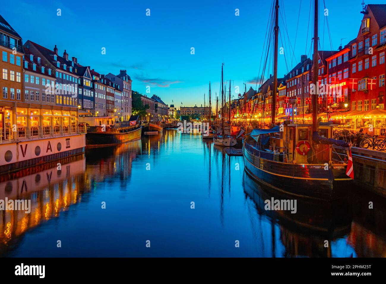 Vista del tramonto sul vecchio porto di Nyhavn nel centro di Copenaghen, Danimarca. Foto Stock