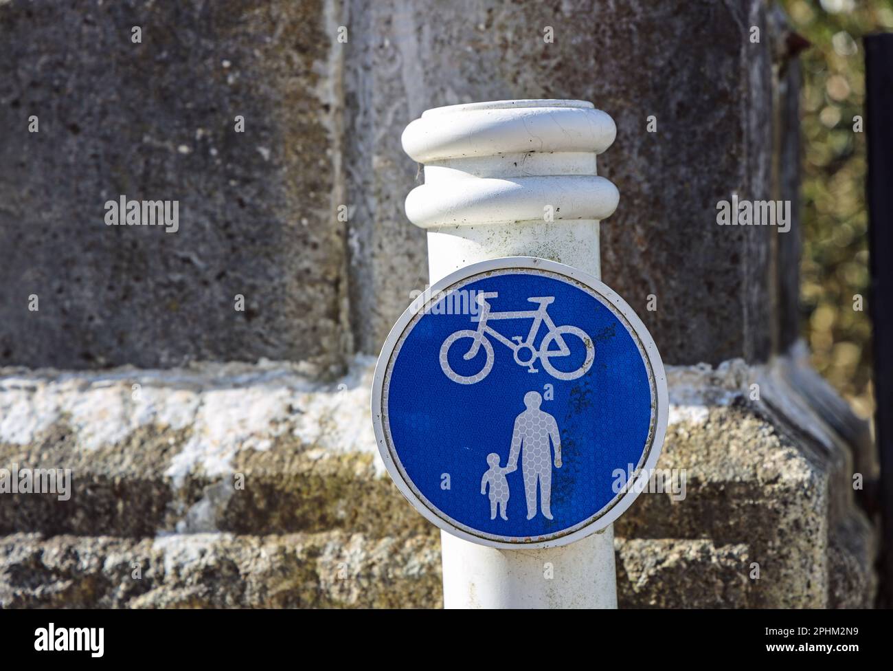 In questo modo si può raggiungere un futuro più verde. Un cartello per andare in bicicletta e camminare al Devonport Park di Plymouth Foto Stock