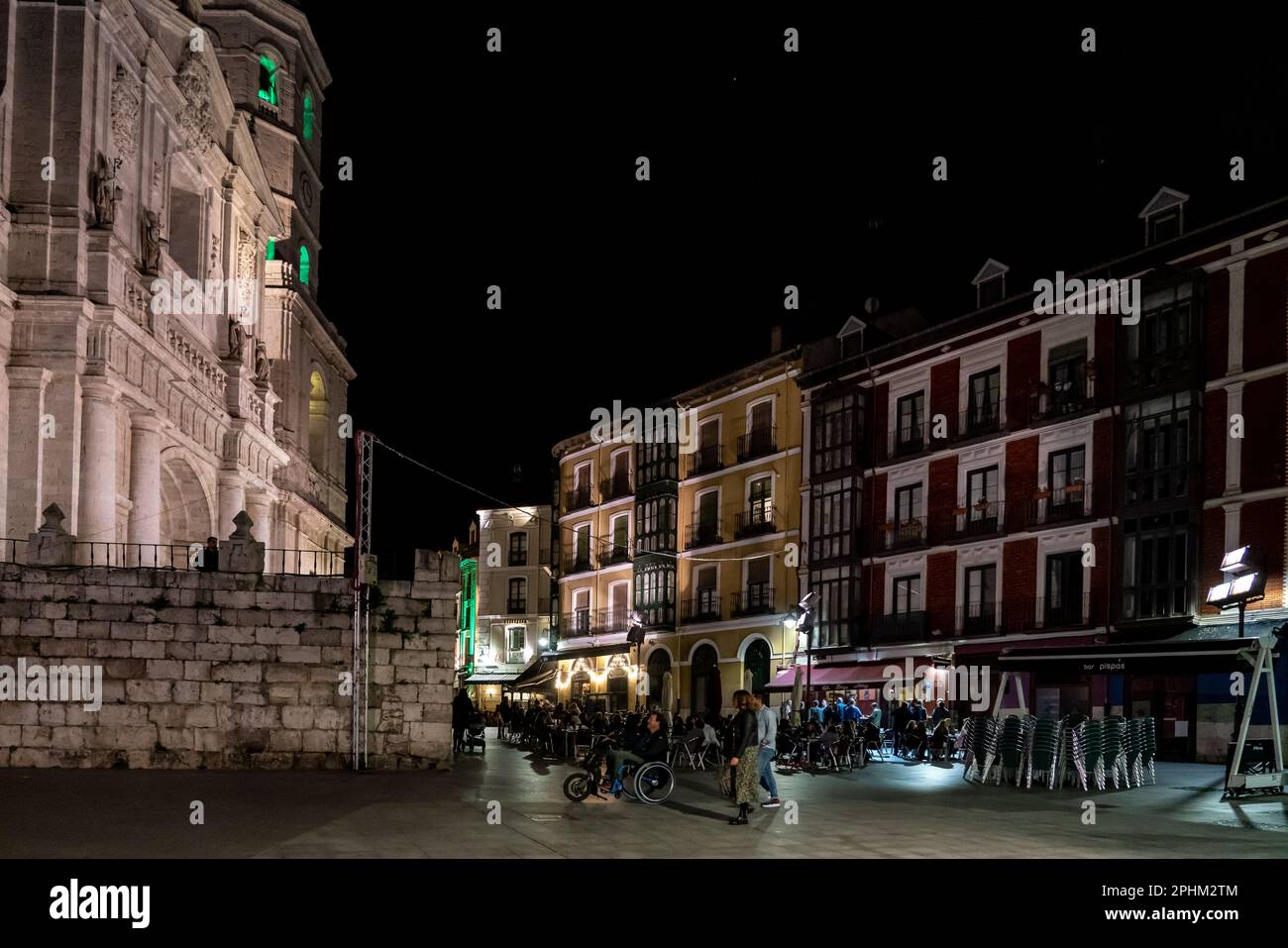 Valladolid, Spagna - 12 2022 novembre: Strade di Valladolid di notte. La gente si gode del tempo in ristoranti e bar nel centro della città Foto Stock