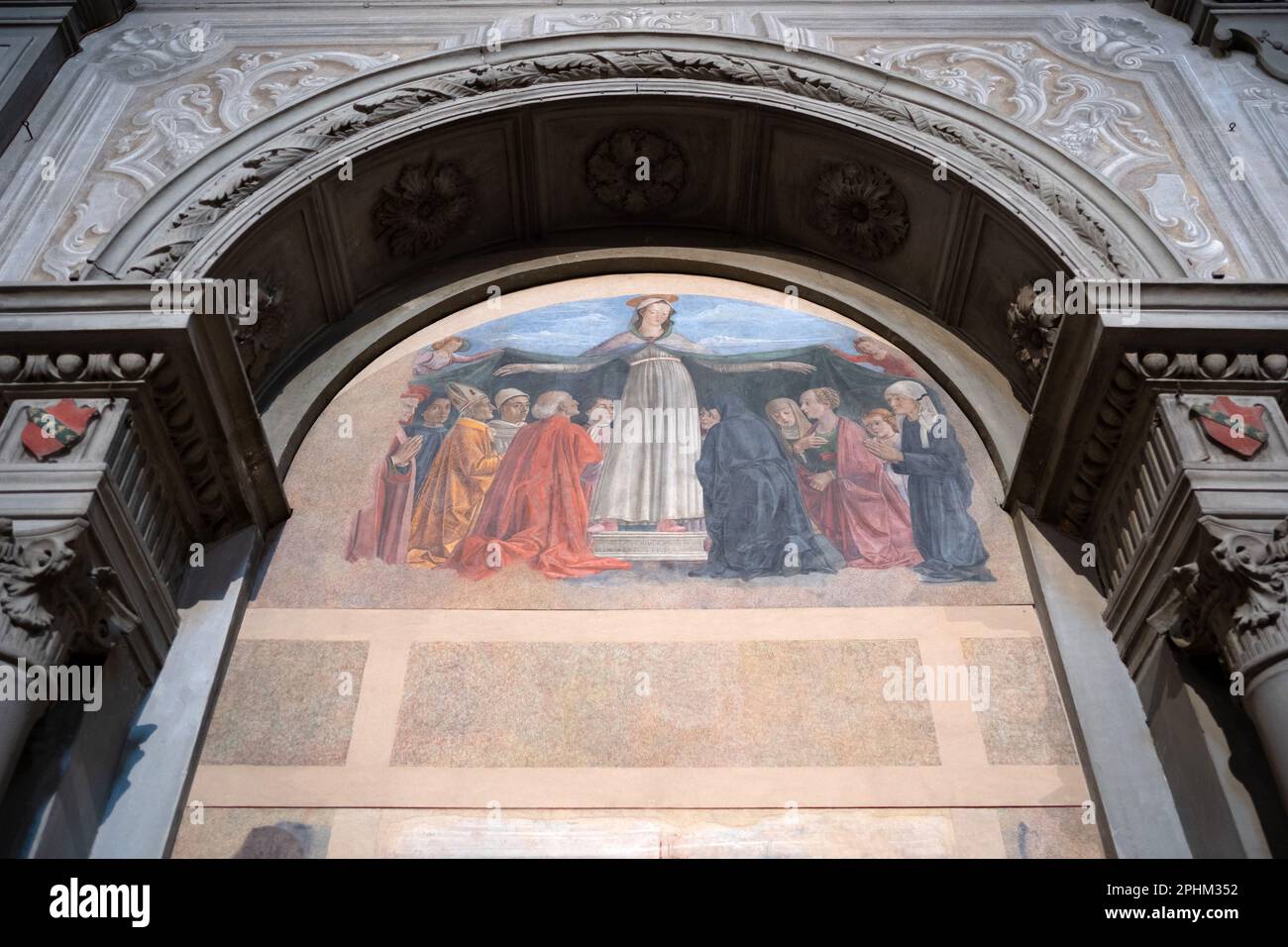 Madonna della Misericordia di Ghirlandaio, per la famiglia Vespucci. Amerigo alla sua destra. San Salvatore a Ognissanti, Firenze Foto Stock