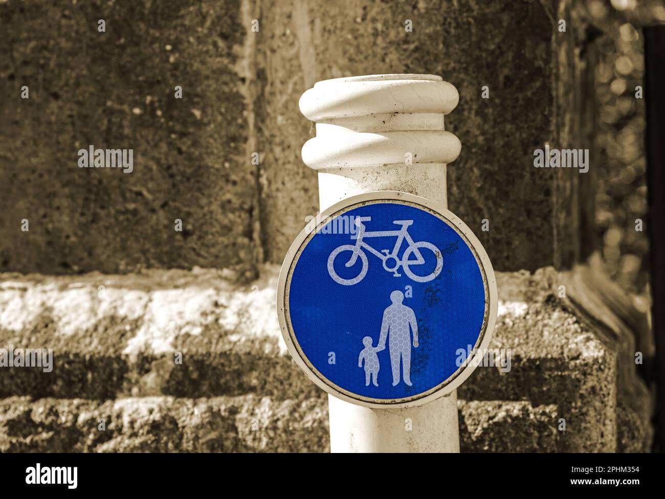 L'effetto del Dutone su questo modo per un futuro più verde. Un cartello per andare in bicicletta e camminare al Devonport Park di Plymouth Foto Stock