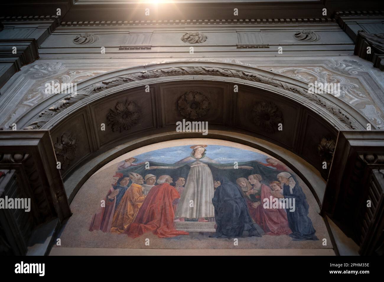 Madonna della Misericordia di Ghirlandaio, per la famiglia Vespucci. Amerigo alla sua destra. San Salvatore a Ognissanti, Firenze Foto Stock