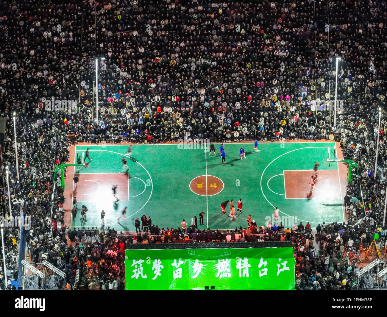 Taijiang. 26th Mar, 2023. Una foto aerea scattata il 26 marzo 2023 mostra che i giocatori si scaldano per una partita di basket del villaggio a Taipan Village, nella contea di Taijiang, nella provincia di Guizhou nella Cina sudoccidentale. Credit: OU Dongqu/Xinhua/Alamy Live News Foto Stock