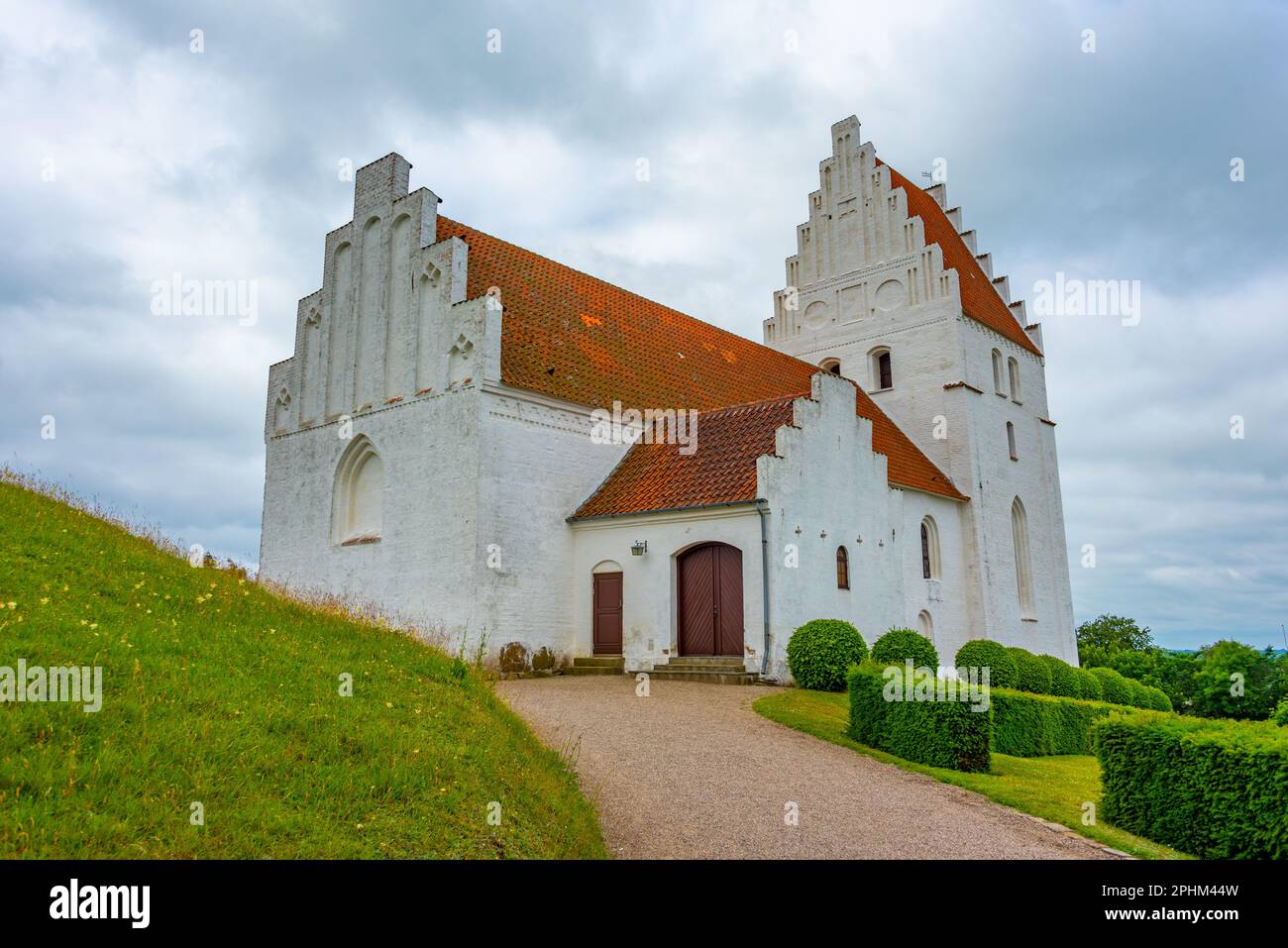 Chiesa di Elmelunde in Danimarca durante una giornata nuvolosa. Foto Stock