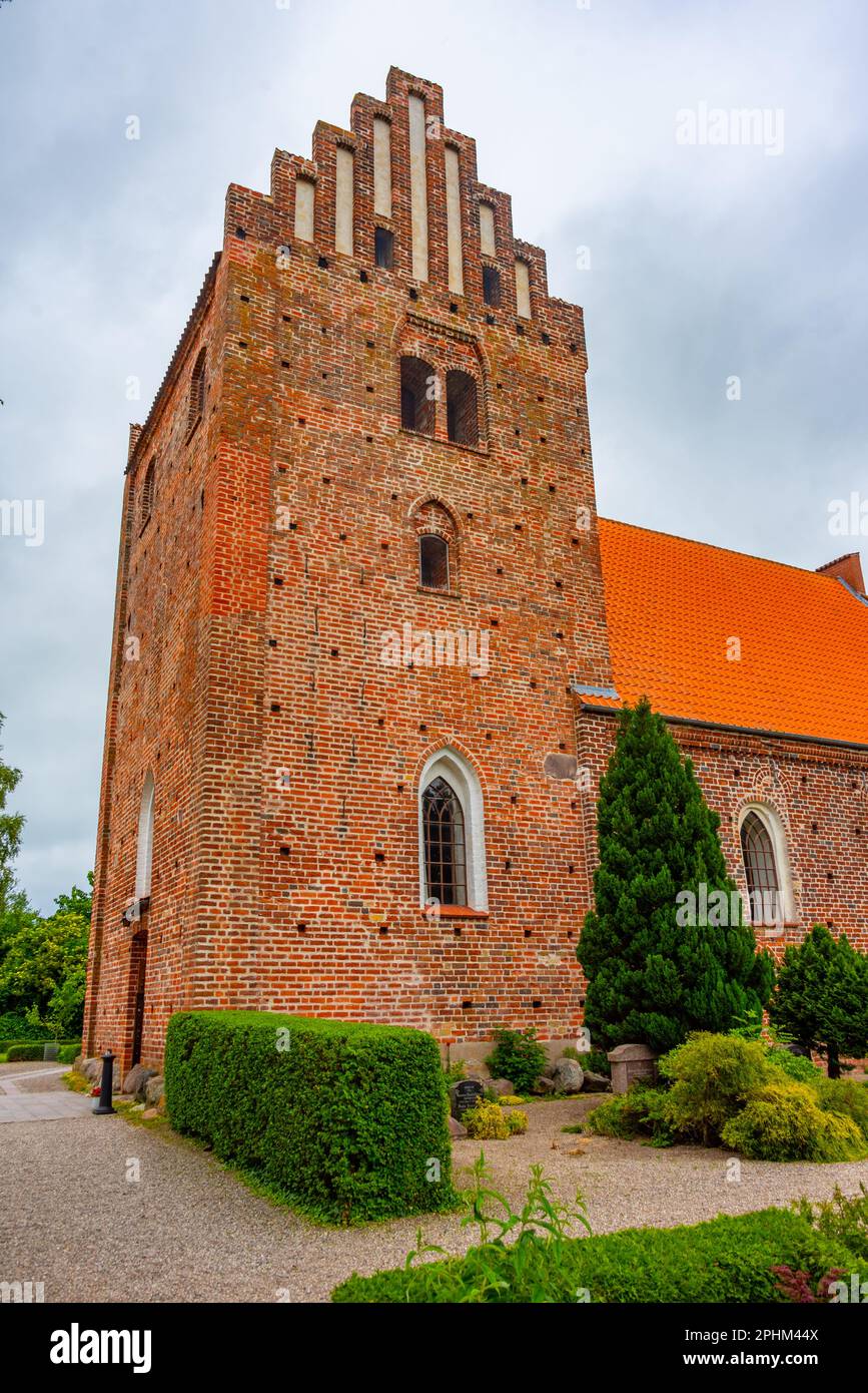 Chiesa di Keldby in Danimarca durante una giornata nuvolosa. Foto Stock