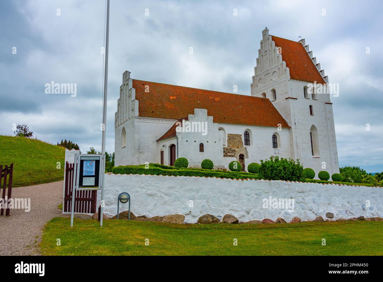 Chiesa di Elmelunde in Danimarca durante una giornata nuvolosa. Foto Stock
