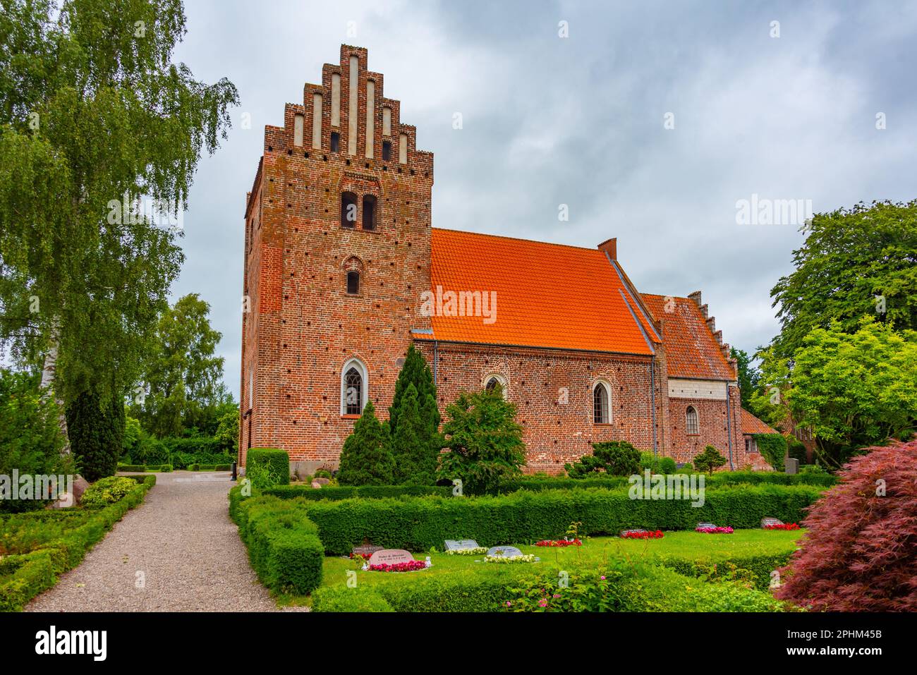 Chiesa di Keldby in Danimarca durante una giornata nuvolosa. Foto Stock