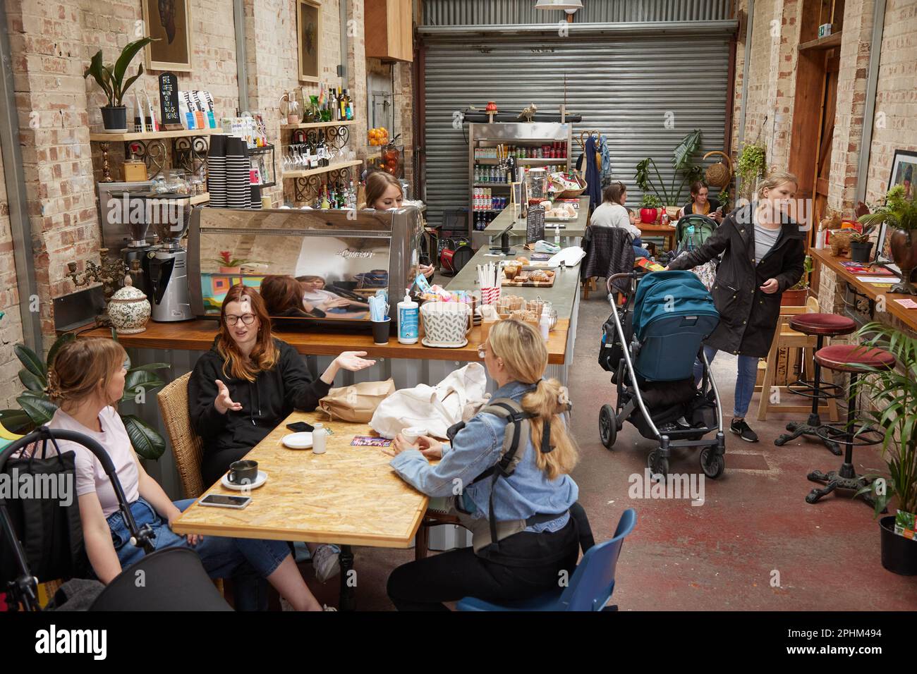 Persone che si godono il caffè in Patchworks caffè, Patchworks Creative Space, Leyton, East London, Inghilterra, Regno Unito. Foto Stock