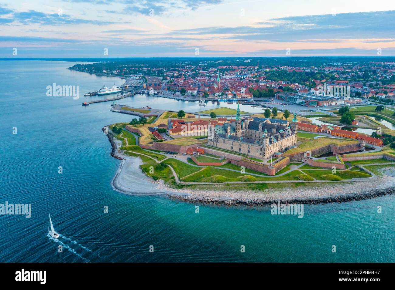 Vista panoramica al tramonto del castello di Kronborg a Helsingor, Danimarca. Foto Stock