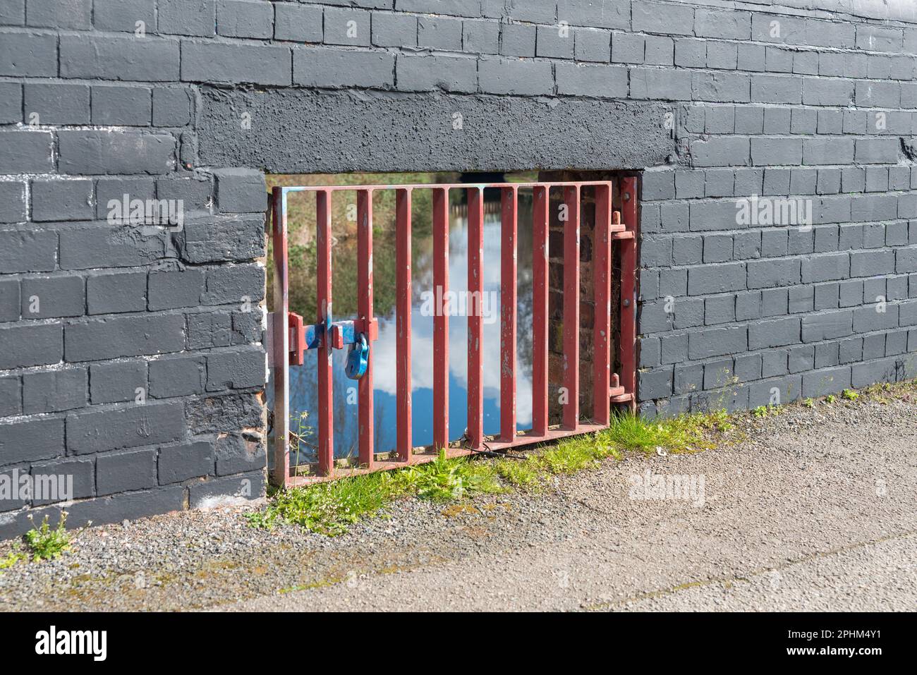 Cancello che consente l'accesso all'acqua per i vigili del fuoco su un ponte sul Digbeth Branch Canal in Fazeley Street, Birmingham Foto Stock