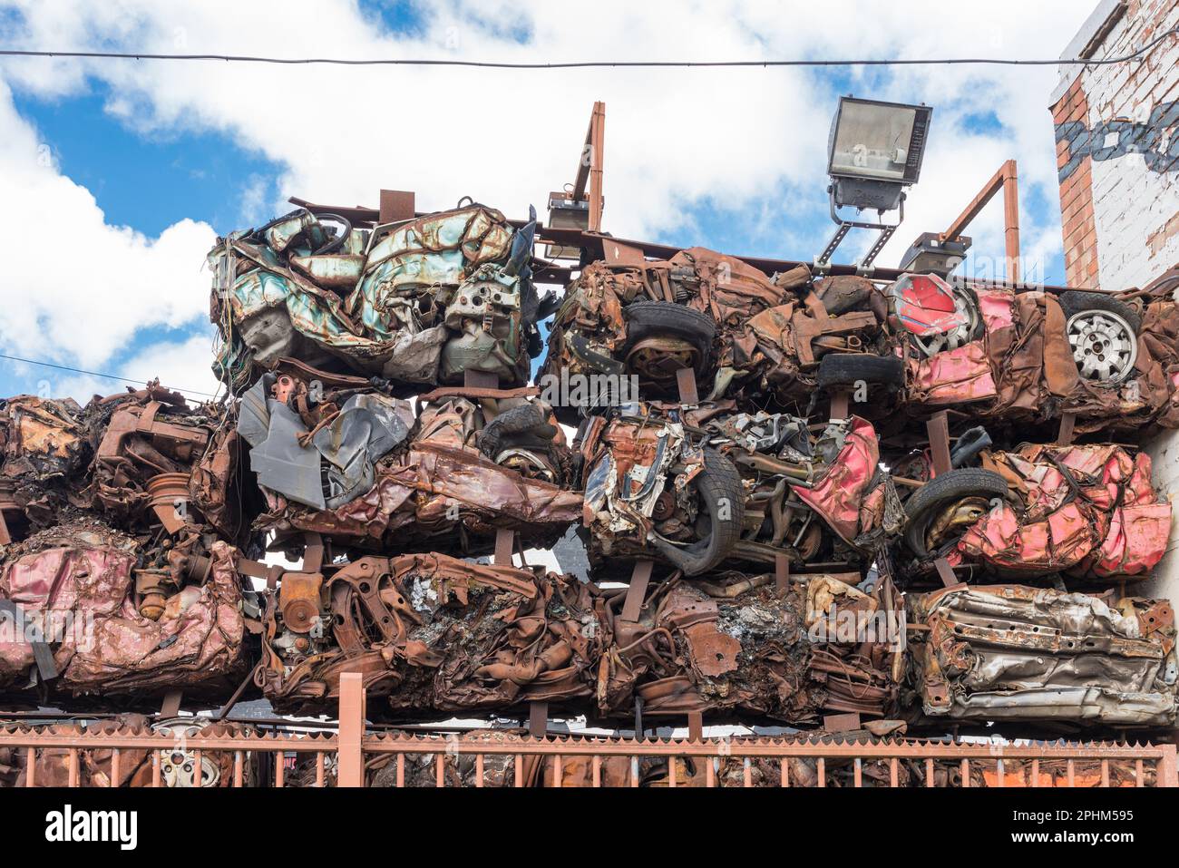 Le auto schiacciate formavano un muro a Digbeth a Birmingham Foto Stock