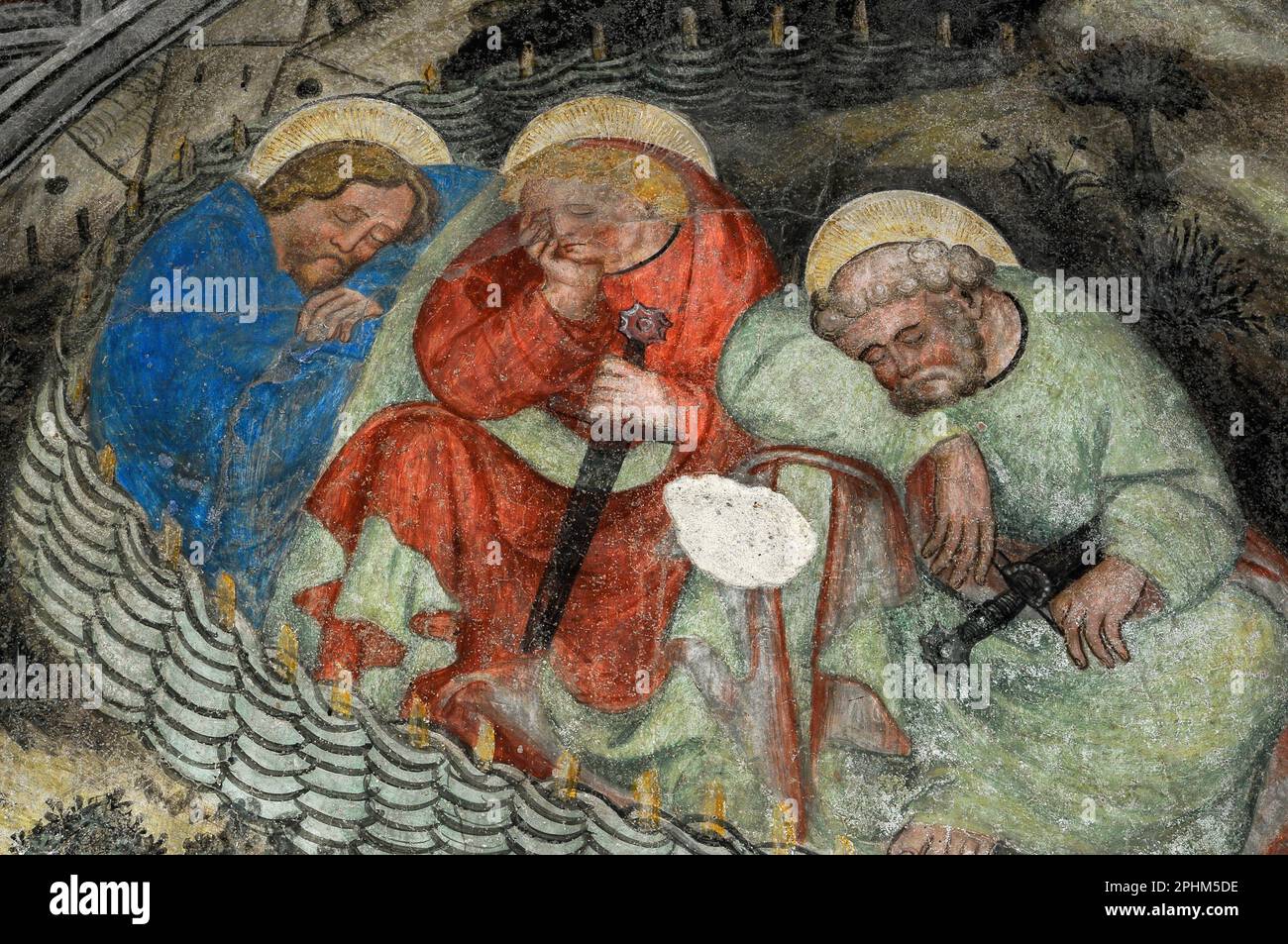 I discepoli Pietro, Giovanni e Giacomo dormivano nel giardino del Getsemani, nonostante promettessero a Gesù di guardare e pregare. Dettaglio dall'affresco tardogotico nel chiostro medievale accanto al Duomo di Bressanone (Cattedrale di Santa Maria Assunta) a Bressanone-Bressanone, alto Adige, Italia. Secondo il Vangelo di Matteo, quando Gesù trovò i discepoli addormentati disse: “Lo spirito è disposto, ma la carne è debole”. Foto Stock