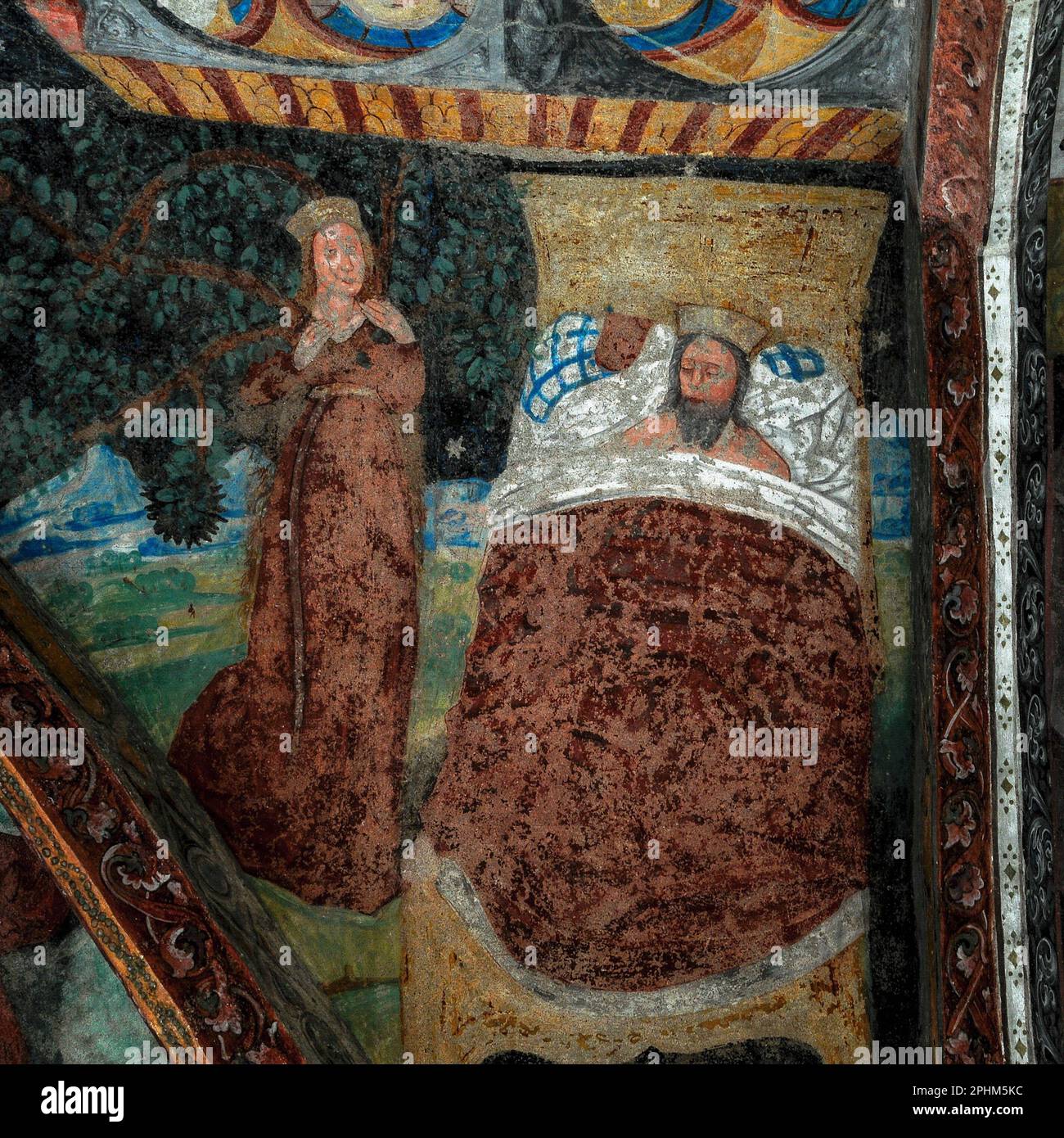 Una donna, forse una regina o una principessa, sta accanto a un uomo barbuto, forse un re o un principe, che giace a letto con gli occhi chiusi. Affresco tardogotico nel chiostro medievale accanto al Duomo di Bressanone (Cattedrale di Santa Maria Assunta) a Bressanone-Bressanone, alto Adige, Italia. Foto Stock