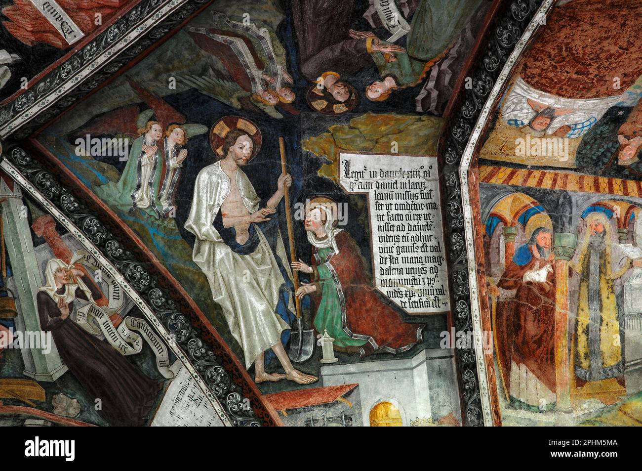 Maria Maddalena riconosce il Cristo risorto che sta tenendo la vanga e che Maria aveva scambiato per un giardiniere. Tra gli affreschi tardogotici di scene bibliche e cristiane, insieme a raffigurazioni di vita medievale, dipinti su volta a costine nel chiostro medievale accanto al Duomo di Bressanone (Cattedrale di Santa Maria Assunta) a Bressanone-Bressanone, alto Adige, Trentino-alto Adige, Italia. Foto Stock