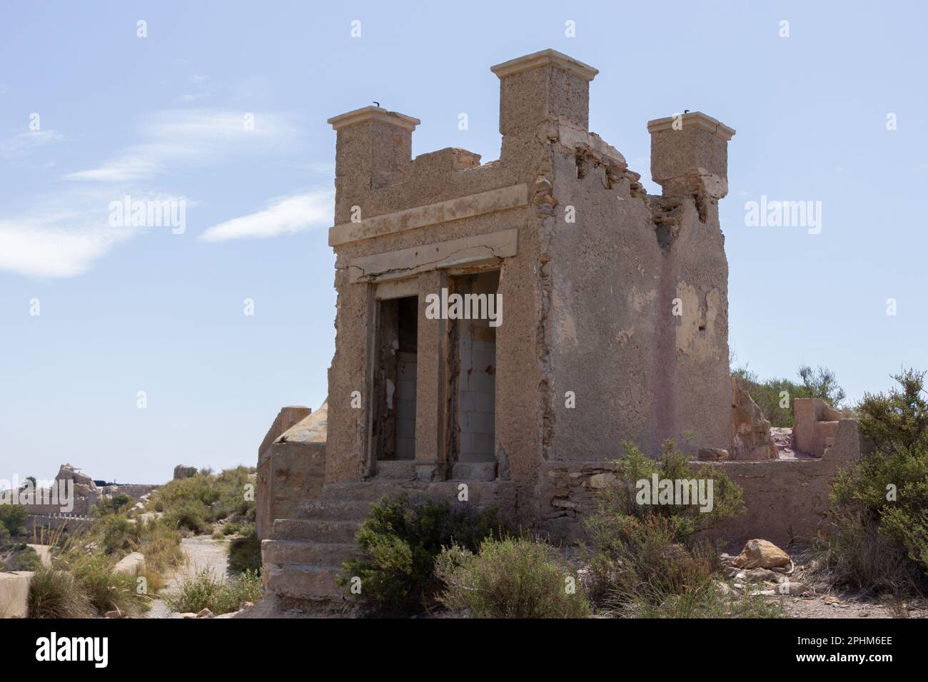 Vista panoramica di un castello in rovina a forma di cannoni a Cabo Tiñoso, Spagna Foto Stock