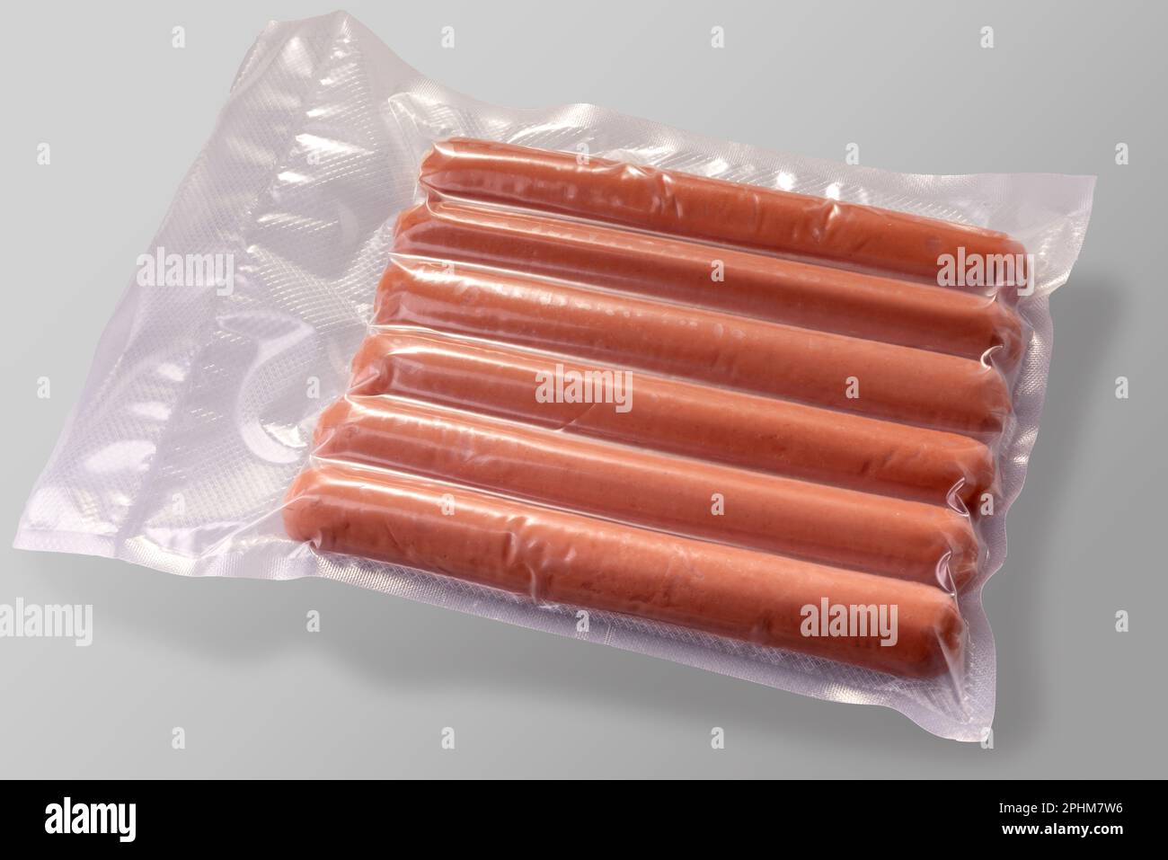 Salsiccia wurstel o salsicce di Vienna in confezione sottovuoto per una cucina sous vide isolata su bianco con percorso di taglio incluso. Foto Stock