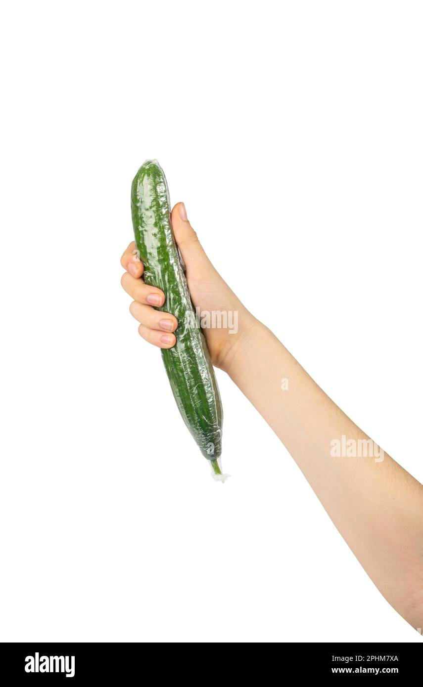 Cetriolo con involucro in plastica isolato, imballaggio di verdure in pellicola, confezionamento di pellicole alimentari, concetto di Eat Plastic, sfondo bianco, percorso di ritaglio Foto Stock