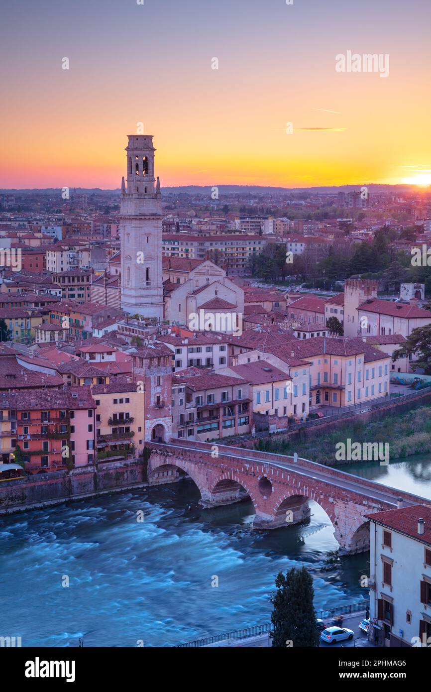 Verona, Italia. Immagine aerea del paesaggio urbano di Verona, Italia al tramonto. Foto Stock