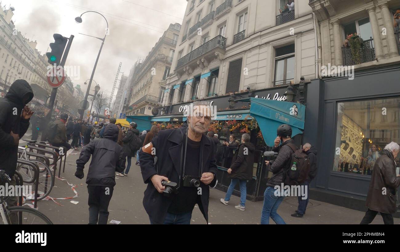 PARIGI, FRANCIA : 23 MARZO 2023 - i manifestanti contro le riforme pensionistiche francesi camminano per le strade di Parigi. Foto Stock
