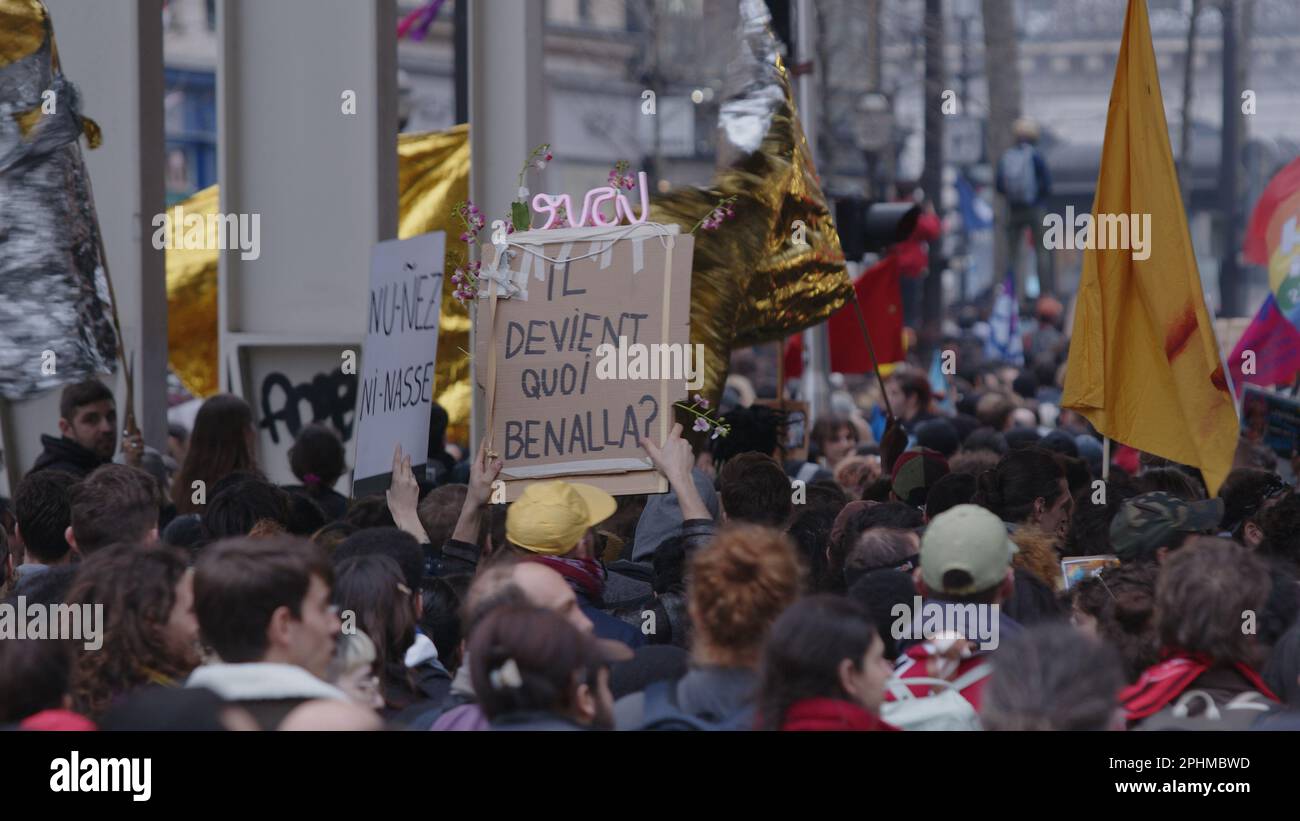 PARIGI, FRANCIA : 23 MARZO 2023 - i manifestanti contro le riforme pensionistiche francesi camminano per le strade di Parigi. Foto Stock