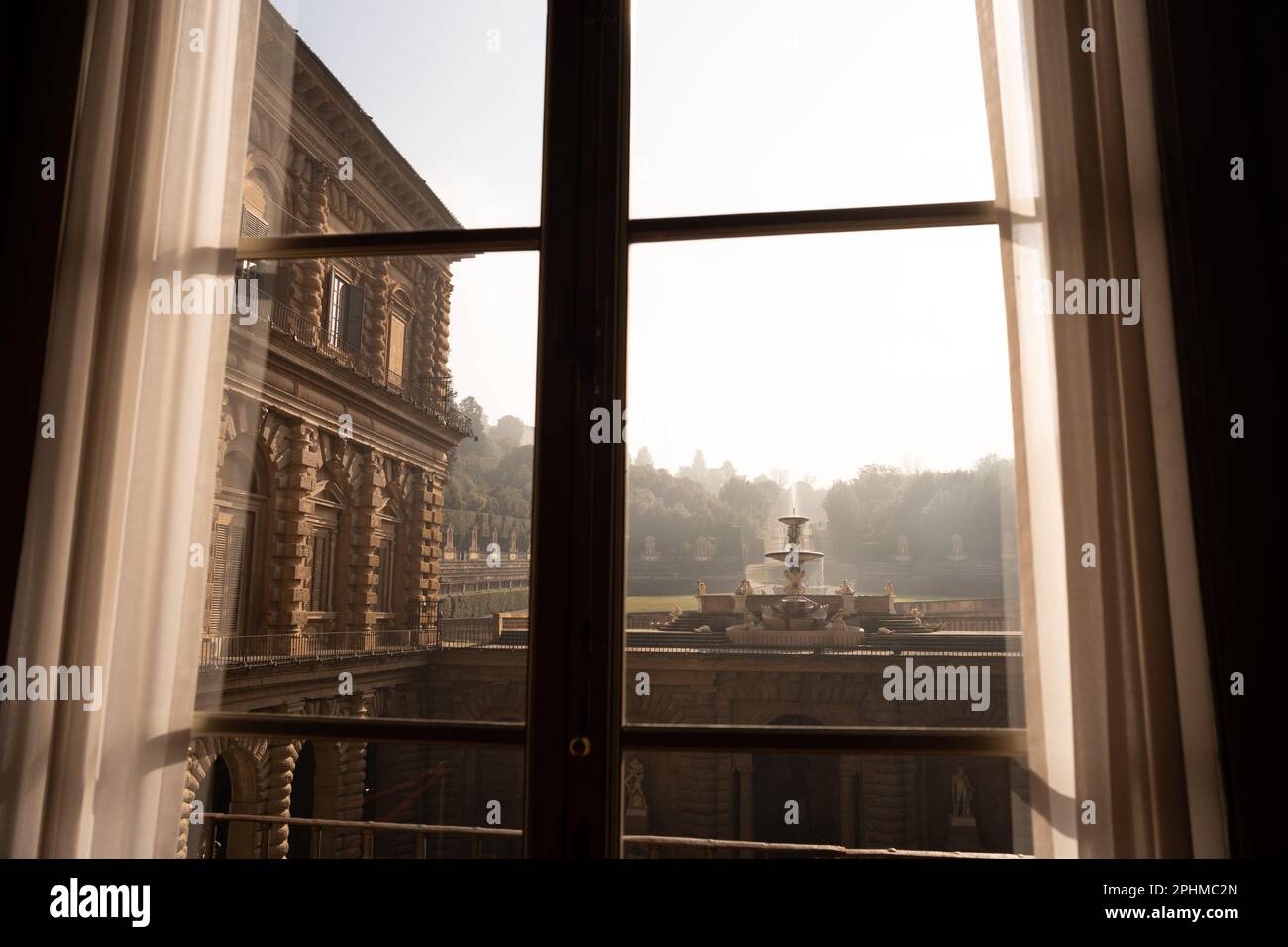 Vista da una finestra di Palazzo Pitti che guarda verso i giardini di Boboli Foto Stock