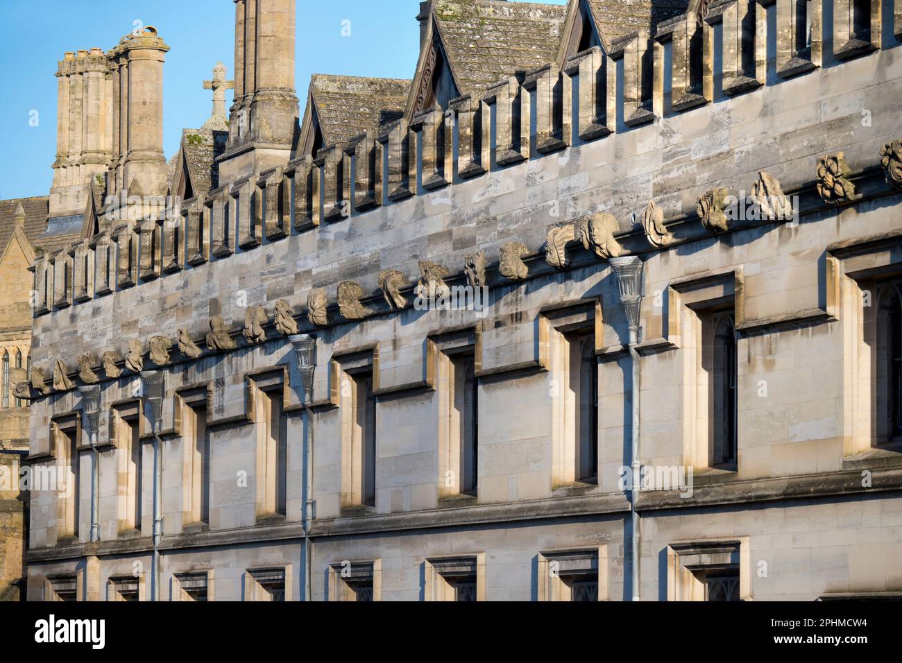 Ogni Oxford College - compreso Magdalen, qui mostrato - ha la sua famiglia di gargoyles molto propria e fantasiosa; per secoli, sono stati KE Foto Stock