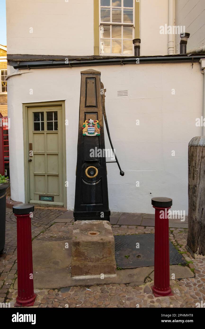 NEWARK SU TRENT, NOTTINGHAMSHIRE/INGHILTERRA - 29 dicembre 2022: Pompa dell'acqua storica nella piazza principale di Newark. Foto Stock