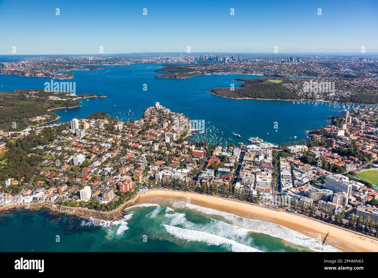 Ripresa aerea della vivace città di Sydney, Australia, con il suo caratteristico porto e la spettacolare costa Foto Stock