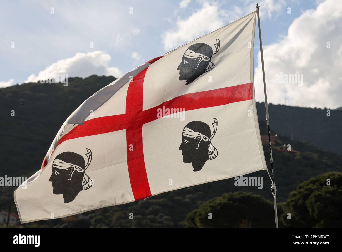 Bandiera della Sardegna rappresenta e simboleggia l'isola della Sardegna Italia. La bandiera della Sardegna, i quattro fossati (i quattro mori) Foto Stock