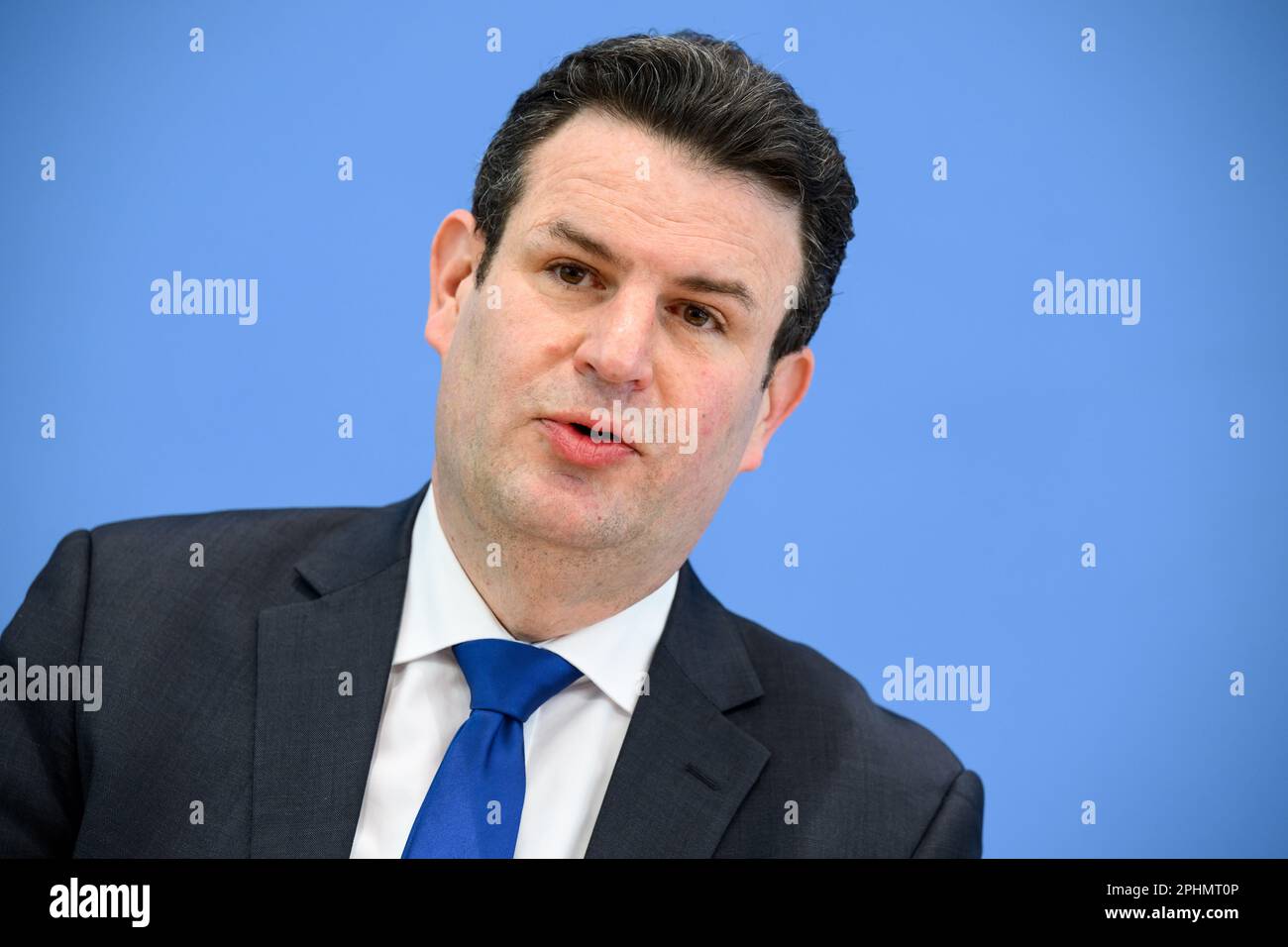 Berlino, Germania. 29th Mar, 2023. Hubertus Heil (DOCUP), Ministro federale del lavoro e degli affari sociali, commenta il progetto di governo per la nuova legge sull'immigrazione professionale in una conferenza stampa con il Ministro degli interni Faeser dopo la riunione del gabinetto federale. Credit: Bernd von Jutrczenka/dpa/Alamy Live News Foto Stock
